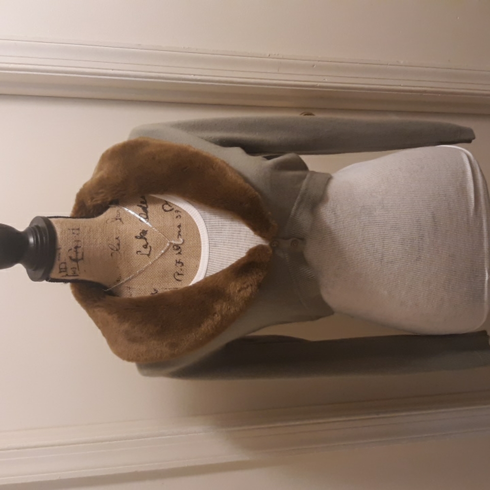 Cropped sweater with fur collar
